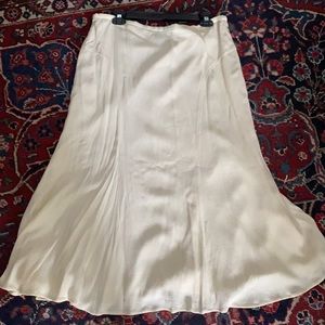 Jones Wear New York cream flowy rayon  midi skirt